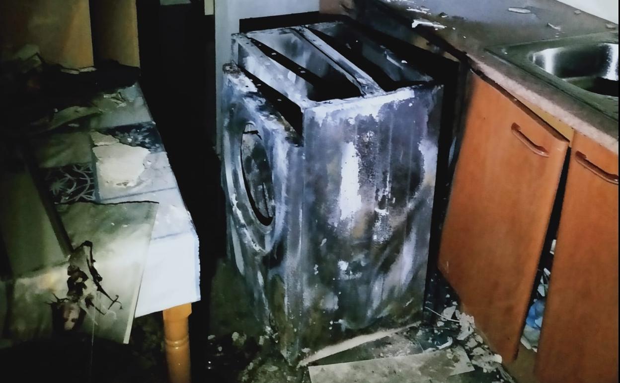 La lavadora donde se inició el incendio. 