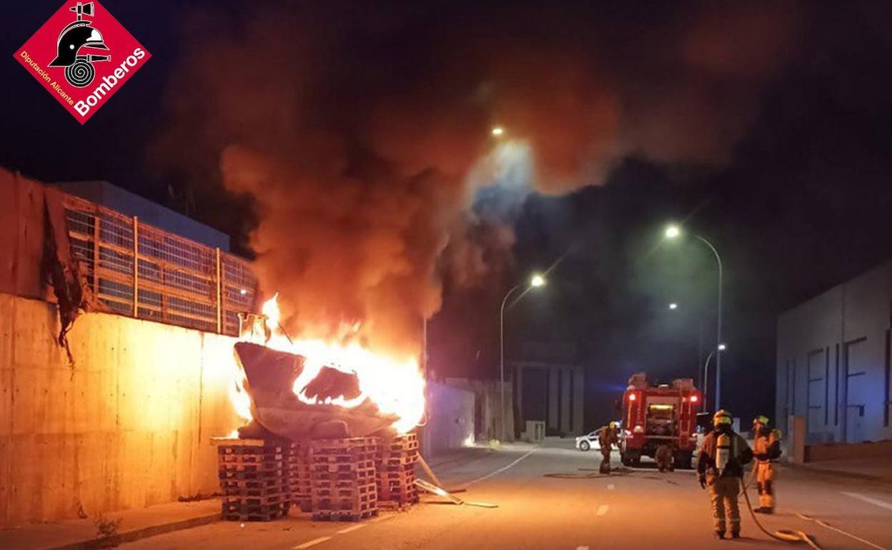 Bomberos del parque de Benissa junto al barco ardiendo. 