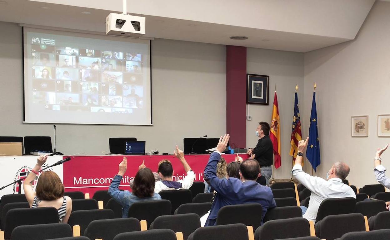 La sesión plenaria en la sede de la Mancomunitat. 