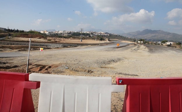 Las obras de la variante de la N-332 junto a la salida de la autopista. 