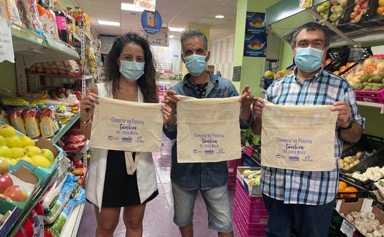 Los concejales Fernando Carrión e Isabel Segura en una de las verdulerías participantes. 