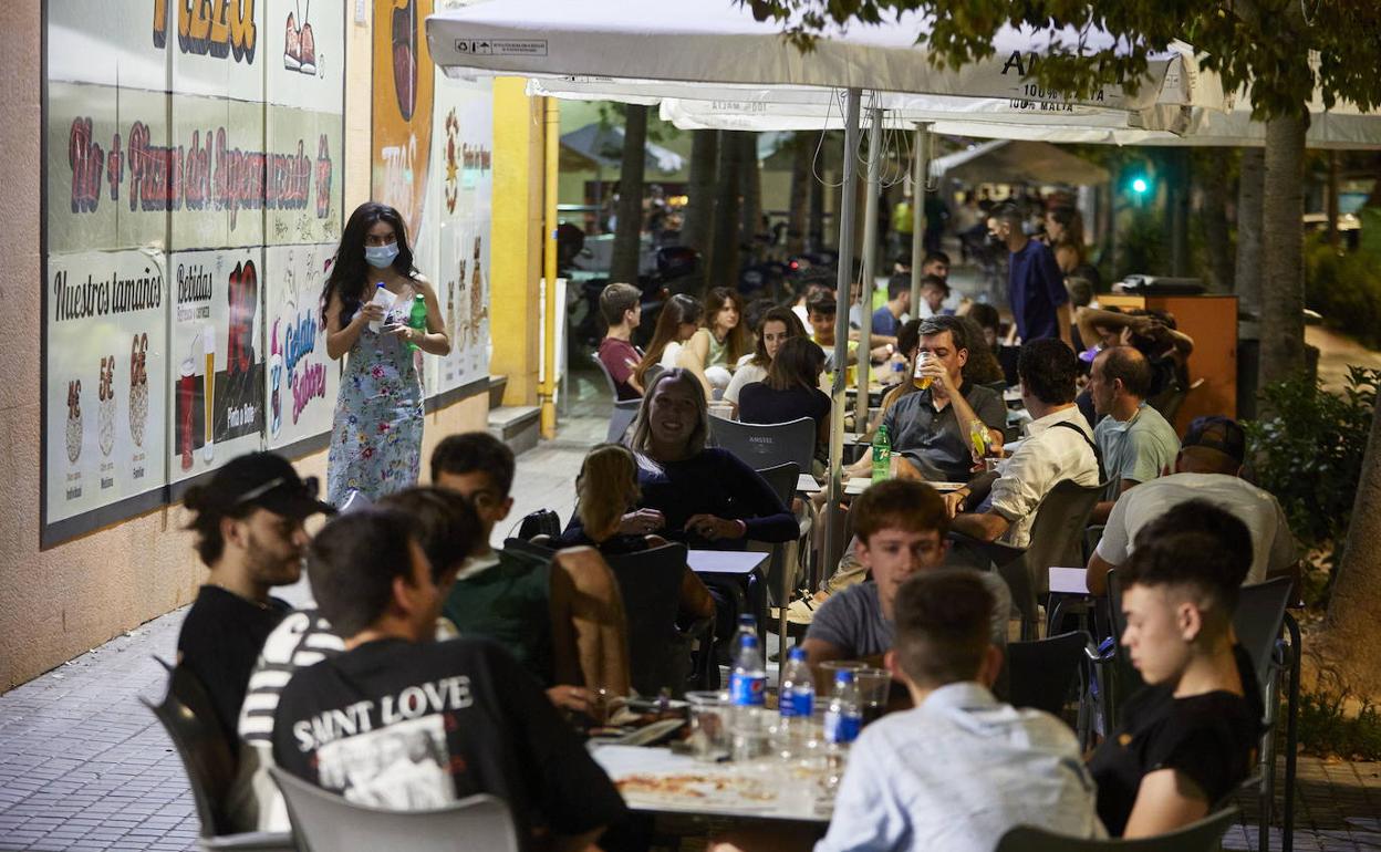 Terraza en la plaza de Honduras de Valencia. 