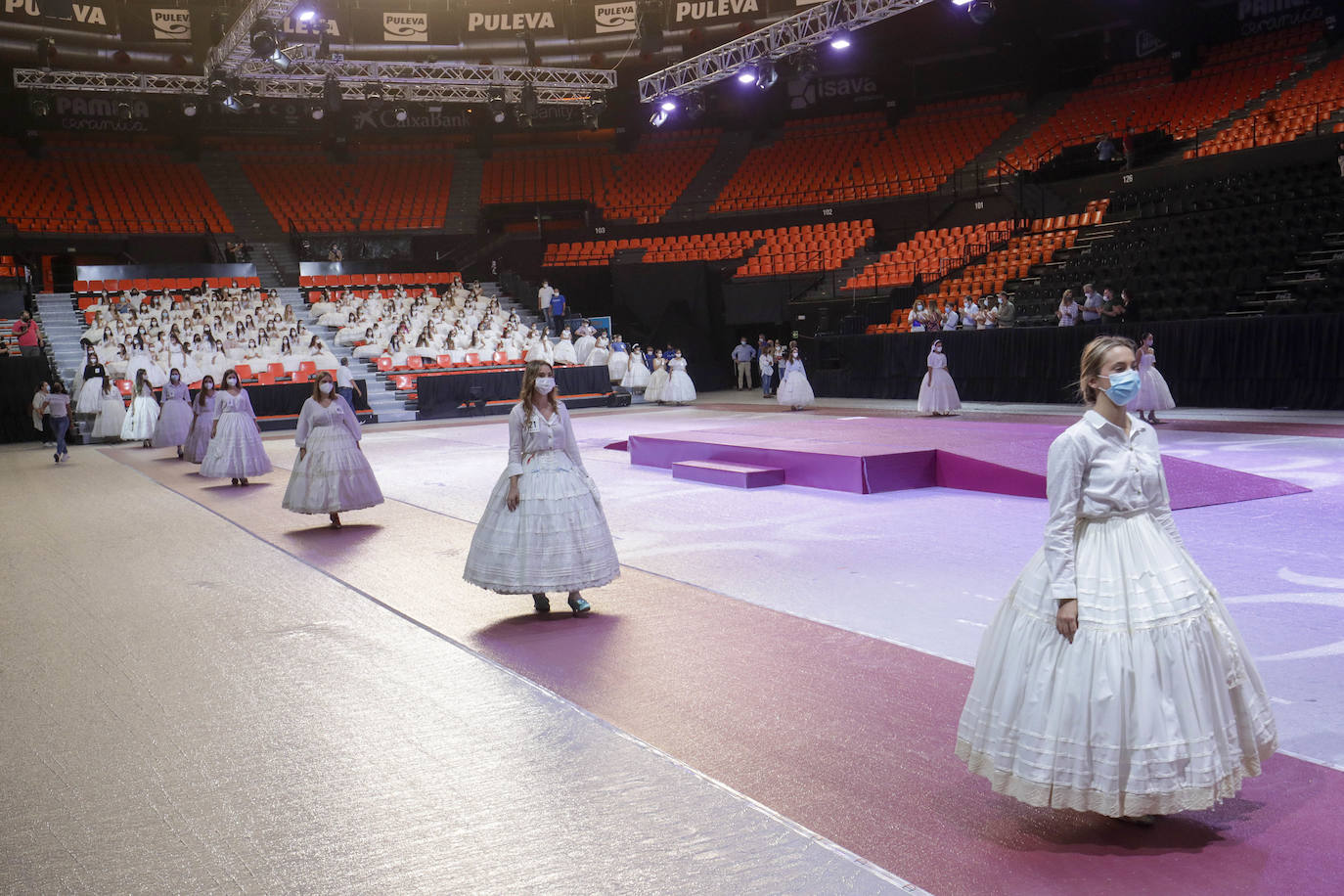 El mundo fallero ya está deseoso de que llegue el sábado, ya que en esa fecha tan señalada se elegirá a 13 jóvenes y 13 niñas que pasarán a la última fase de la elección de las falleras mayores de 2022. Mientras llega esa gran cita, cabe destacar que las candidatas ya han cumplido en la tarde del jueves con el ritual de hacer el ensayo general en La Fonteta. 