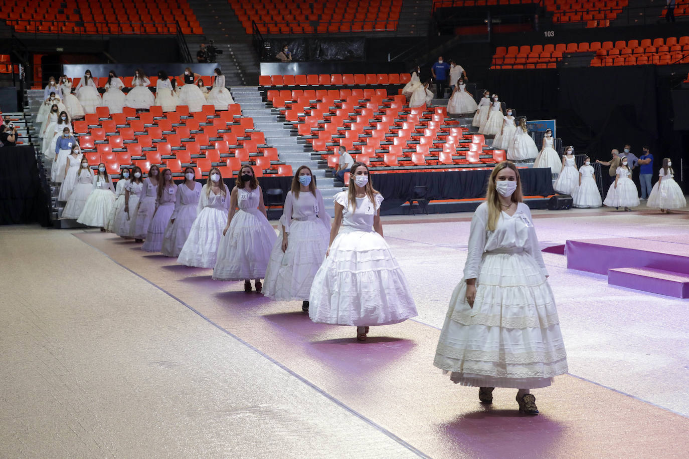 El mundo fallero ya está deseoso de que llegue el sábado, ya que en esa fecha tan señalada se elegirá a 13 jóvenes y 13 niñas que pasarán a la última fase de la elección de las falleras mayores de 2022. Mientras llega esa gran cita, cabe destacar que las candidatas ya han cumplido en la tarde del jueves con el ritual de hacer el ensayo general en La Fonteta. 