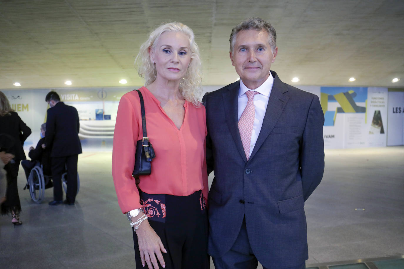 Este jueves 30 de septiembre Les Arts ha inaugurado su temporada. Lo ha hecho con el 'Réquiem', de Mozart, un título que se canceló el ejercicio anterior. Se suspendió por la dificultad de desarrollarlo con gran complejidad escénica en tiempos marcados por las distancias de seguridad. El 'Réquiem' afronta ahora una segunda oportunidad con una mayor relajación de las restricciones derivadas del Covid. Su representación sirve, de alguna forma, para celebrar la vuelta a la normalidad cultural, que la sociedad valenciana no se ha querido perder. 