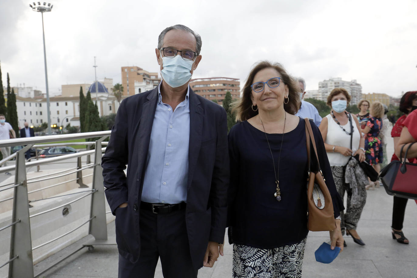 Este jueves 30 de septiembre Les Arts ha inaugurado su temporada. Lo ha hecho con el 'Réquiem', de Mozart, un título que se canceló el ejercicio anterior. Se suspendió por la dificultad de desarrollarlo con gran complejidad escénica en tiempos marcados por las distancias de seguridad. El 'Réquiem' afronta ahora una segunda oportunidad con una mayor relajación de las restricciones derivadas del Covid. Su representación sirve, de alguna forma, para celebrar la vuelta a la normalidad cultural, que la sociedad valenciana no se ha querido perder. 