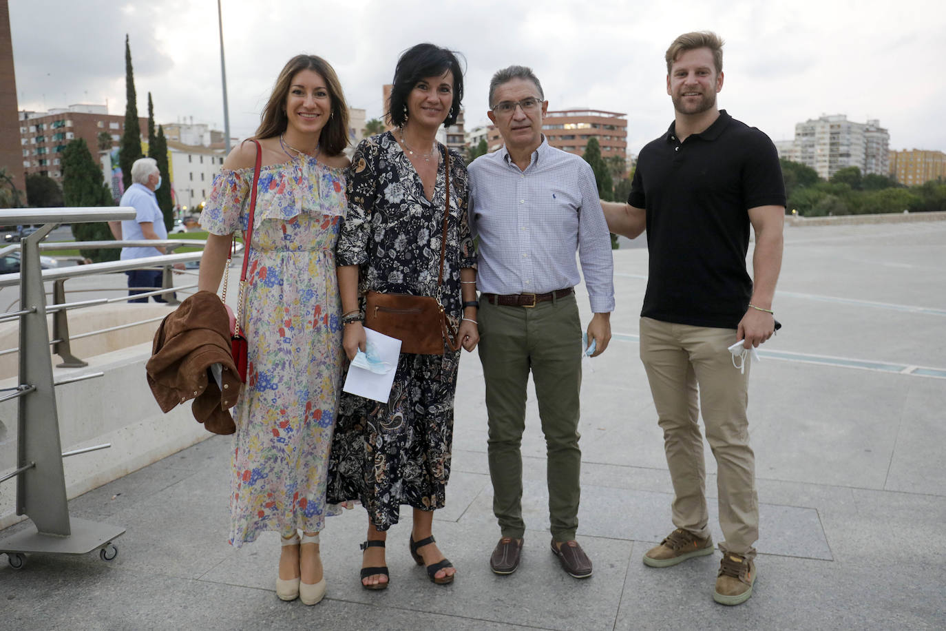 Este jueves 30 de septiembre Les Arts ha inaugurado su temporada. Lo ha hecho con el 'Réquiem', de Mozart, un título que se canceló el ejercicio anterior. Se suspendió por la dificultad de desarrollarlo con gran complejidad escénica en tiempos marcados por las distancias de seguridad. El 'Réquiem' afronta ahora una segunda oportunidad con una mayor relajación de las restricciones derivadas del Covid. Su representación sirve, de alguna forma, para celebrar la vuelta a la normalidad cultural, que la sociedad valenciana no se ha querido perder. 