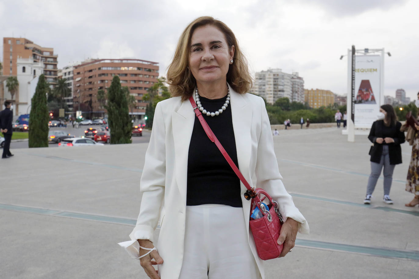 Este jueves 30 de septiembre Les Arts ha inaugurado su temporada. Lo ha hecho con el 'Réquiem', de Mozart, un título que se canceló el ejercicio anterior. Se suspendió por la dificultad de desarrollarlo con gran complejidad escénica en tiempos marcados por las distancias de seguridad. El 'Réquiem' afronta ahora una segunda oportunidad con una mayor relajación de las restricciones derivadas del Covid. Su representación sirve, de alguna forma, para celebrar la vuelta a la normalidad cultural, que la sociedad valenciana no se ha querido perder. 