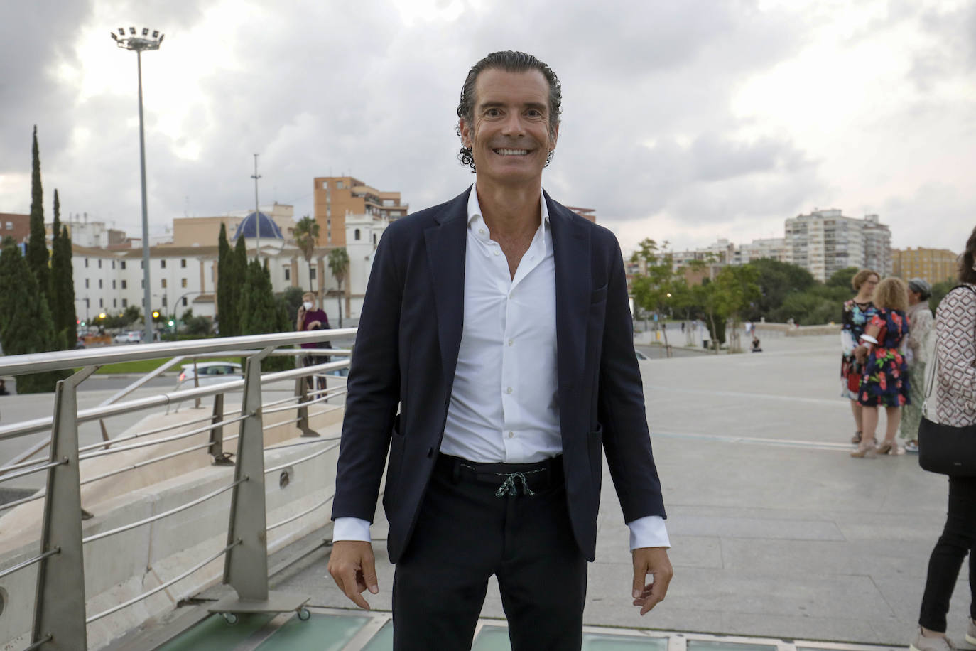 Este jueves 30 de septiembre Les Arts ha inaugurado su temporada. Lo ha hecho con el 'Réquiem', de Mozart, un título que se canceló el ejercicio anterior. Se suspendió por la dificultad de desarrollarlo con gran complejidad escénica en tiempos marcados por las distancias de seguridad. El 'Réquiem' afronta ahora una segunda oportunidad con una mayor relajación de las restricciones derivadas del Covid. Su representación sirve, de alguna forma, para celebrar la vuelta a la normalidad cultural, que la sociedad valenciana no se ha querido perder. 