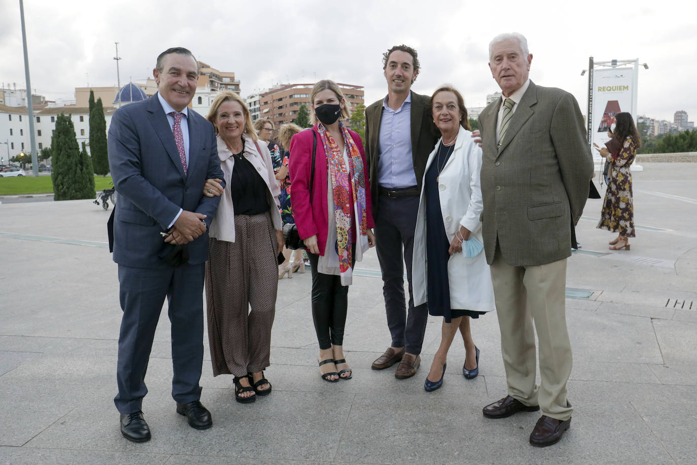 Este jueves 30 de septiembre Les Arts ha inaugurado su temporada. Lo ha hecho con el 'Réquiem', de Mozart, un título que se canceló el ejercicio anterior. Se suspendió por la dificultad de desarrollarlo con gran complejidad escénica en tiempos marcados por las distancias de seguridad. El 'Réquiem' afronta ahora una segunda oportunidad con una mayor relajación de las restricciones derivadas del Covid. Su representación sirve, de alguna forma, para celebrar la vuelta a la normalidad cultural, que la sociedad valenciana no se ha querido perder. 