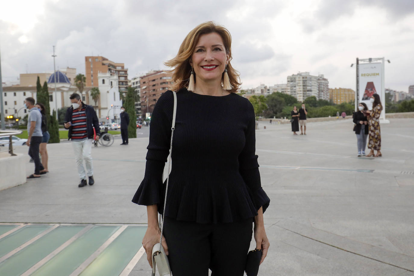 Este jueves 30 de septiembre Les Arts ha inaugurado su temporada. Lo ha hecho con el 'Réquiem', de Mozart, un título que se canceló el ejercicio anterior. Se suspendió por la dificultad de desarrollarlo con gran complejidad escénica en tiempos marcados por las distancias de seguridad. El 'Réquiem' afronta ahora una segunda oportunidad con una mayor relajación de las restricciones derivadas del Covid. Su representación sirve, de alguna forma, para celebrar la vuelta a la normalidad cultural, que la sociedad valenciana no se ha querido perder. 