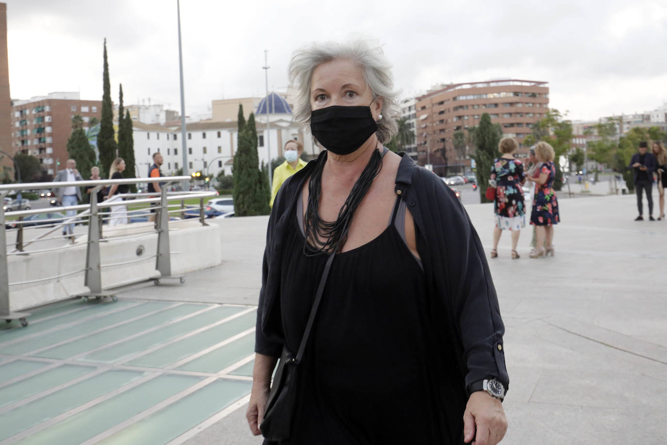 Este jueves 30 de septiembre Les Arts ha inaugurado su temporada. Lo ha hecho con el 'Réquiem', de Mozart, un título que se canceló el ejercicio anterior. Se suspendió por la dificultad de desarrollarlo con gran complejidad escénica en tiempos marcados por las distancias de seguridad. El 'Réquiem' afronta ahora una segunda oportunidad con una mayor relajación de las restricciones derivadas del Covid. Su representación sirve, de alguna forma, para celebrar la vuelta a la normalidad cultural, que la sociedad valenciana no se ha querido perder. 