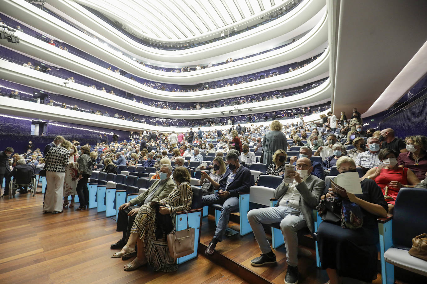 Este jueves 30 de septiembre Les Arts ha inaugurado su temporada. Lo ha hecho con el 'Réquiem', de Mozart, un título que se canceló el ejercicio anterior. Se suspendió por la dificultad de desarrollarlo con gran complejidad escénica en tiempos marcados por las distancias de seguridad. El 'Réquiem' afronta ahora una segunda oportunidad con una mayor relajación de las restricciones derivadas del Covid. Su representación sirve, de alguna forma, para celebrar la vuelta a la normalidad cultural, que la sociedad valenciana no se ha querido perder. 