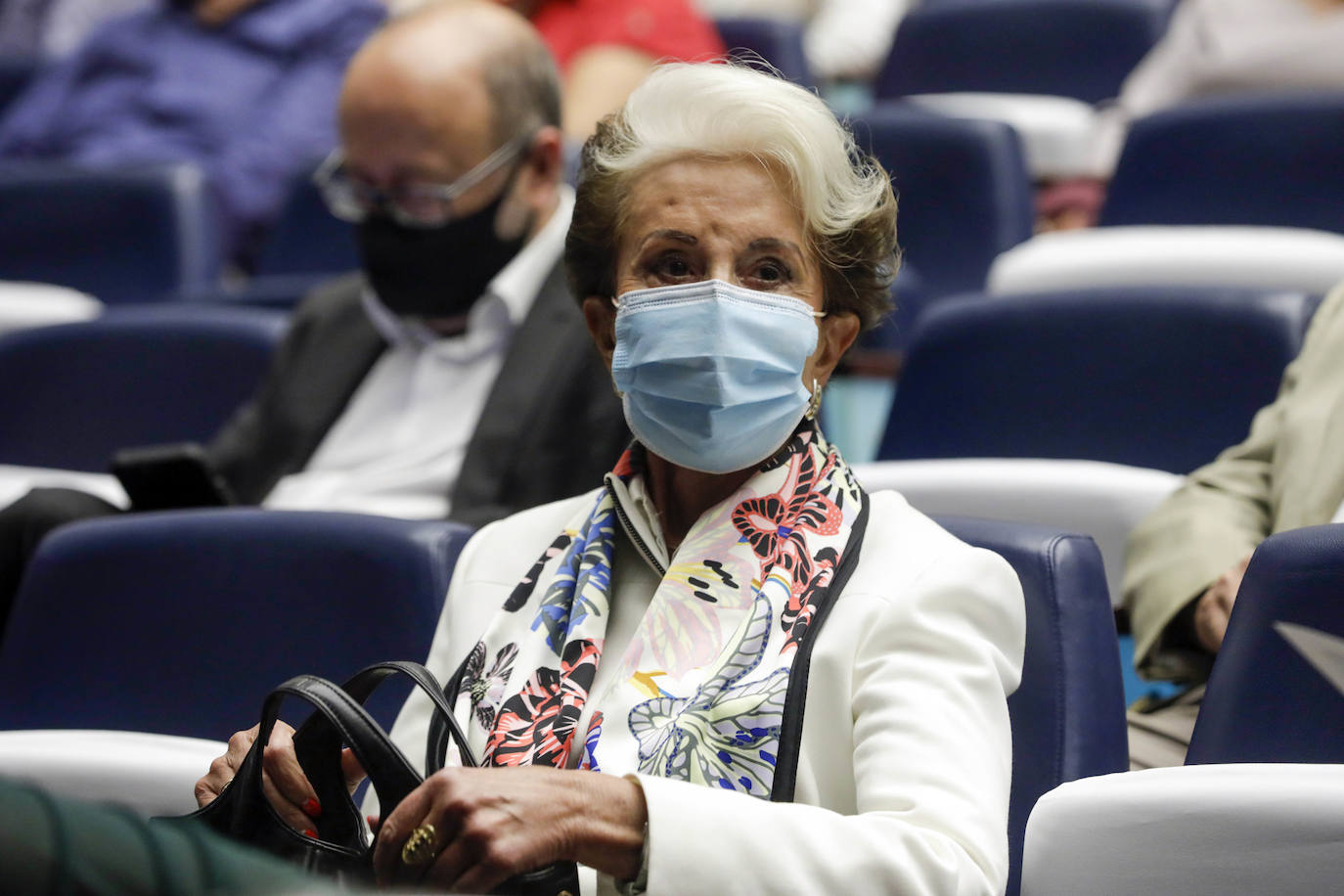 Este jueves 30 de septiembre Les Arts ha inaugurado su temporada. Lo ha hecho con el 'Réquiem', de Mozart, un título que se canceló el ejercicio anterior. Se suspendió por la dificultad de desarrollarlo con gran complejidad escénica en tiempos marcados por las distancias de seguridad. El 'Réquiem' afronta ahora una segunda oportunidad con una mayor relajación de las restricciones derivadas del Covid. Su representación sirve, de alguna forma, para celebrar la vuelta a la normalidad cultural, que la sociedad valenciana no se ha querido perder. 