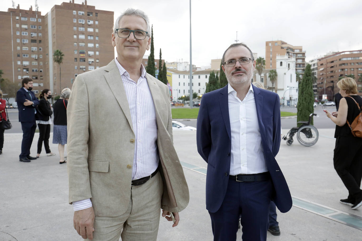 Este jueves 30 de septiembre Les Arts ha inaugurado su temporada. Lo ha hecho con el 'Réquiem', de Mozart, un título que se canceló el ejercicio anterior. Se suspendió por la dificultad de desarrollarlo con gran complejidad escénica en tiempos marcados por las distancias de seguridad. El 'Réquiem' afronta ahora una segunda oportunidad con una mayor relajación de las restricciones derivadas del Covid. Su representación sirve, de alguna forma, para celebrar la vuelta a la normalidad cultural, que la sociedad valenciana no se ha querido perder. 