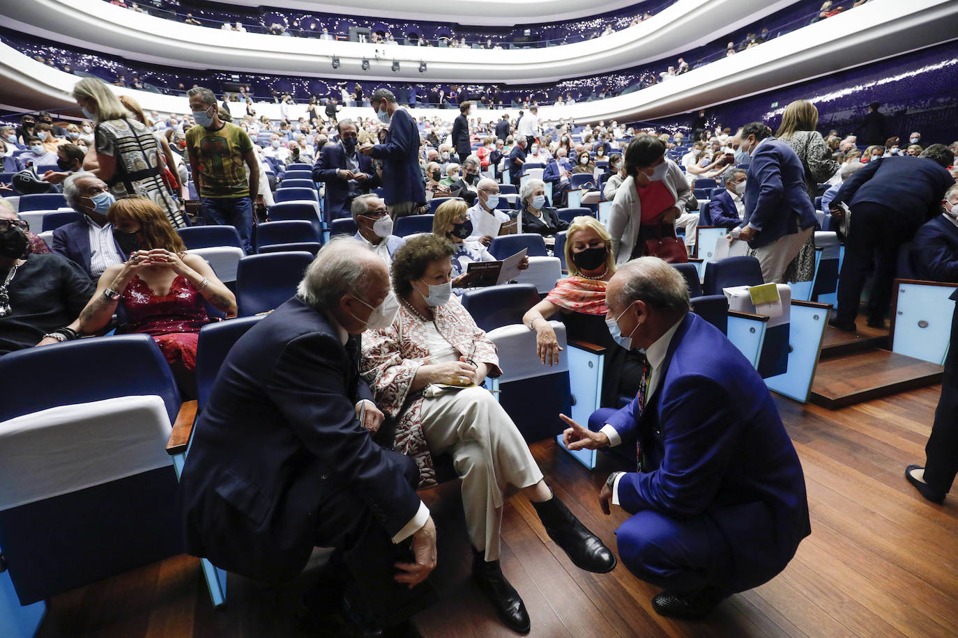 Este jueves 30 de septiembre Les Arts ha inaugurado su temporada. Lo ha hecho con el 'Réquiem', de Mozart, un título que se canceló el ejercicio anterior. Se suspendió por la dificultad de desarrollarlo con gran complejidad escénica en tiempos marcados por las distancias de seguridad. El 'Réquiem' afronta ahora una segunda oportunidad con una mayor relajación de las restricciones derivadas del Covid. Su representación sirve, de alguna forma, para celebrar la vuelta a la normalidad cultural, que la sociedad valenciana no se ha querido perder. 