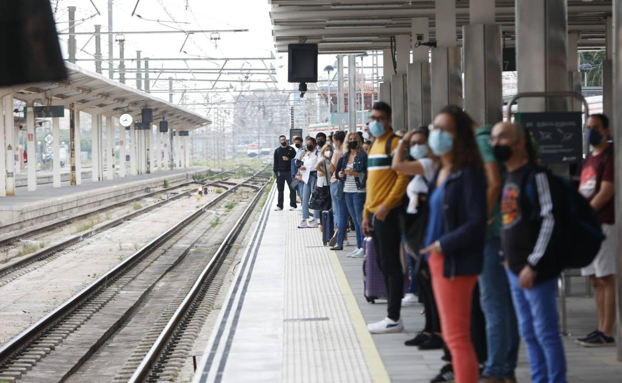 Pasajeros en la Estación del Norte de València.