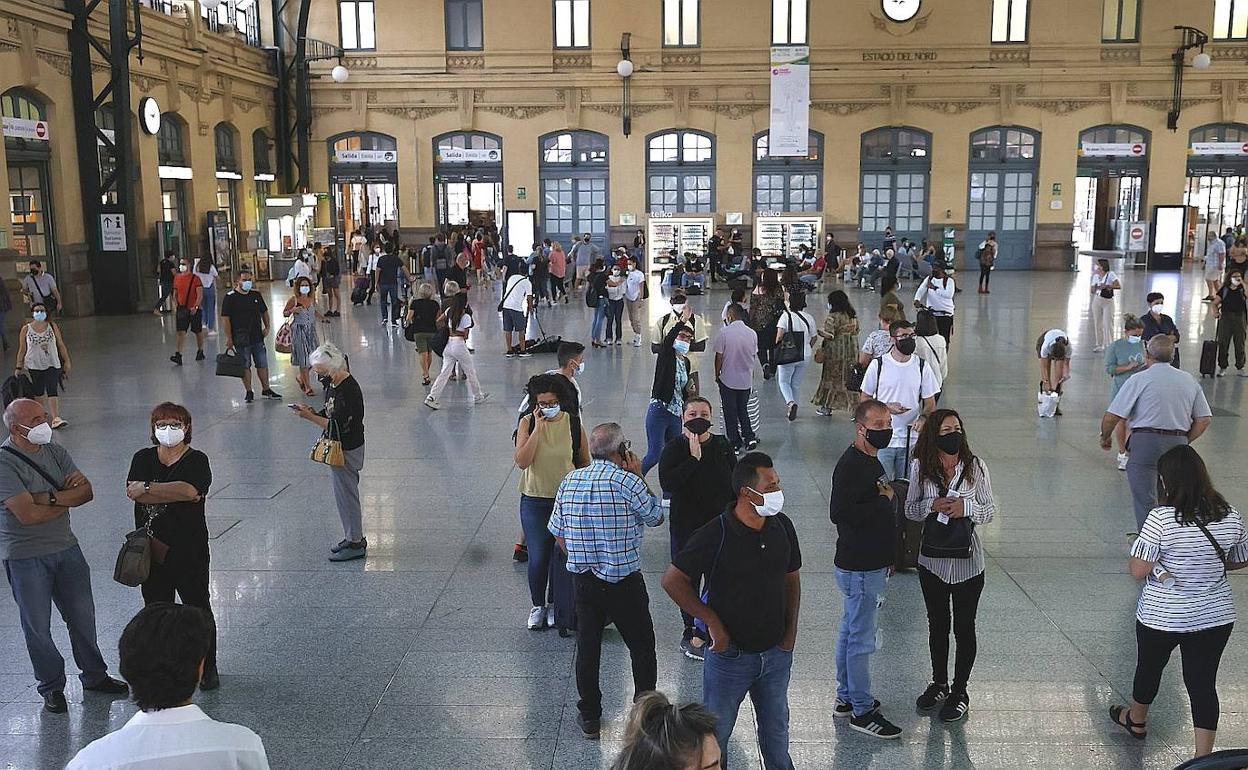 Pasajeros en la Estación del Norte de Valencia.. 