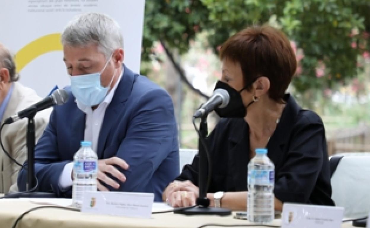 Mavi Mestre en un acto, junto al exalcalde de Oliva David González. 