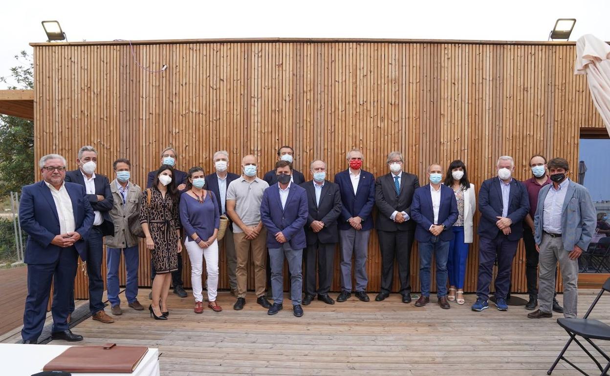 Los participantes en el acto de presentación. 