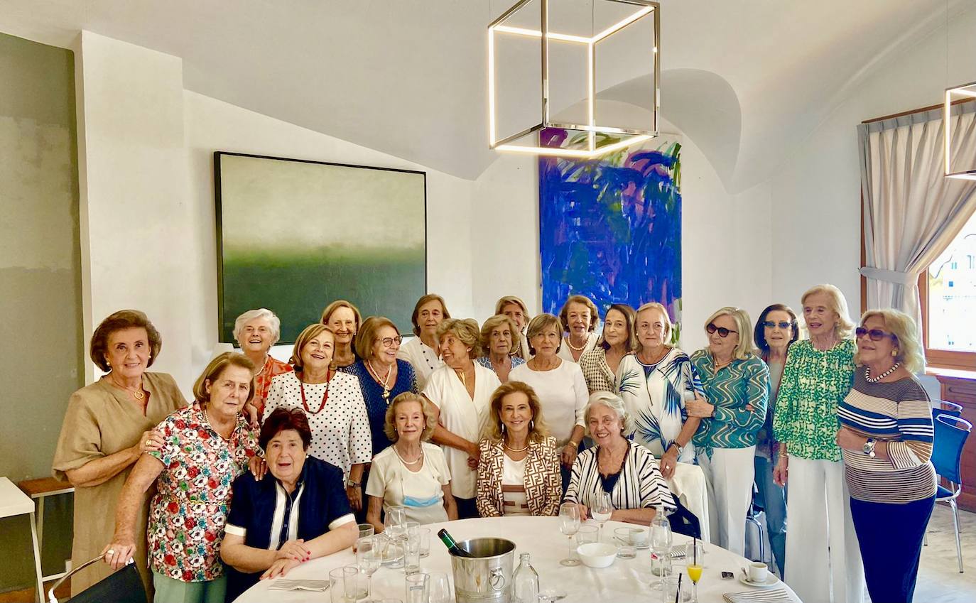 comida de amigas y compañeras Sagrado Corazón el Restaurante del Ateneo.