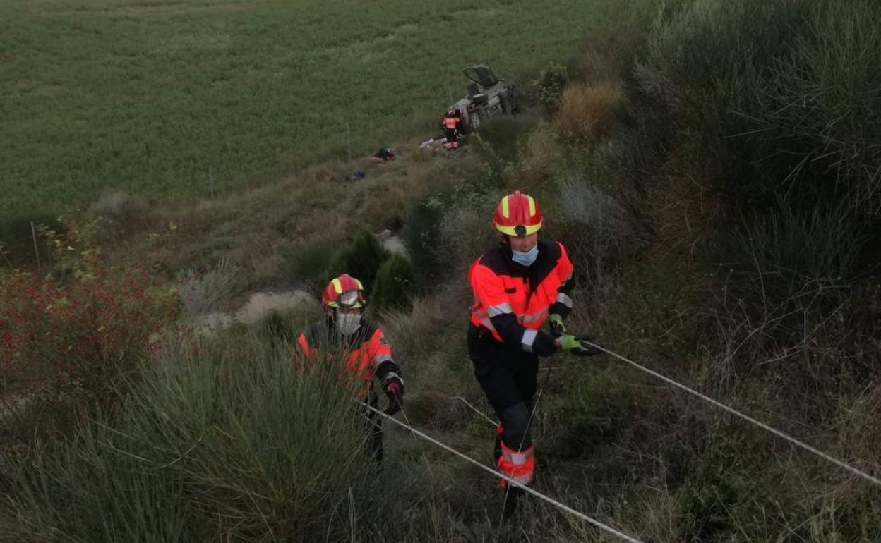 Los bomberos montaron un sistema de cuerdas para rescatar a las víctimas.
