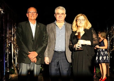 Imagen secundaria 1 - Cani Tudela, Javier Alguacil, Julia Lozano y Patricia Sentí recibiendo sus galardones. 