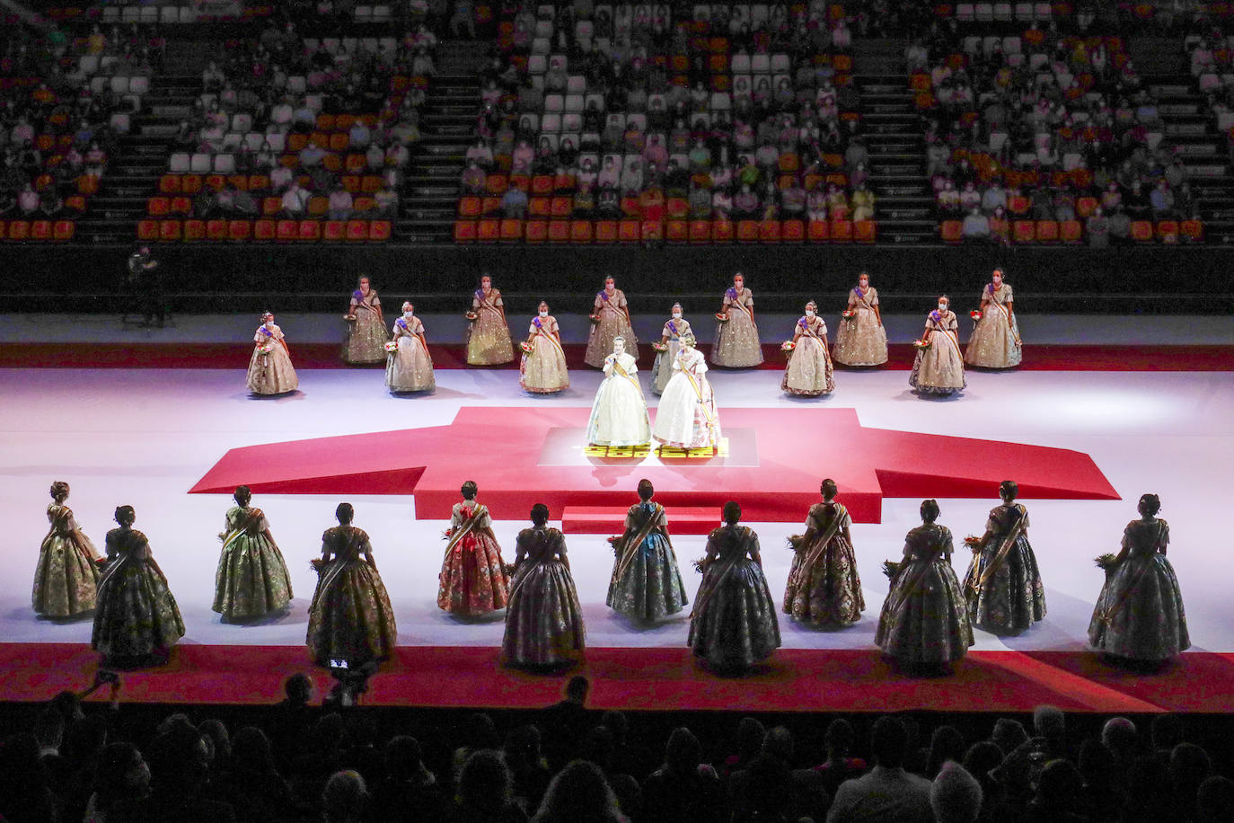 Valencia ya tiene nueva Corte de Honor para las Fallas 2022. Las 26 candidatas escucharon la noche del sábado sus nombres y desfilaron cumpliendo el sueño de convertirse en una de las posibles falleras mayores para las próximas fiestas.