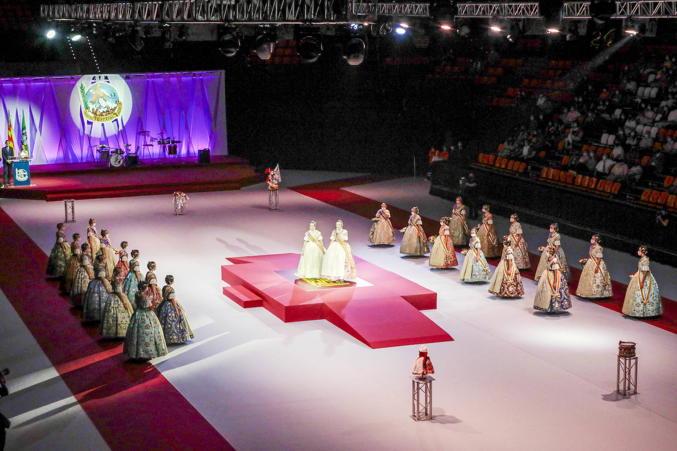 Valencia ya tiene nueva Corte de Honor para las Fallas 2022. Las 26 candidatas escucharon la noche del sábado sus nombres y desfilaron cumpliendo el sueño de convertirse en una de las posibles falleras mayores para las próximas fiestas.