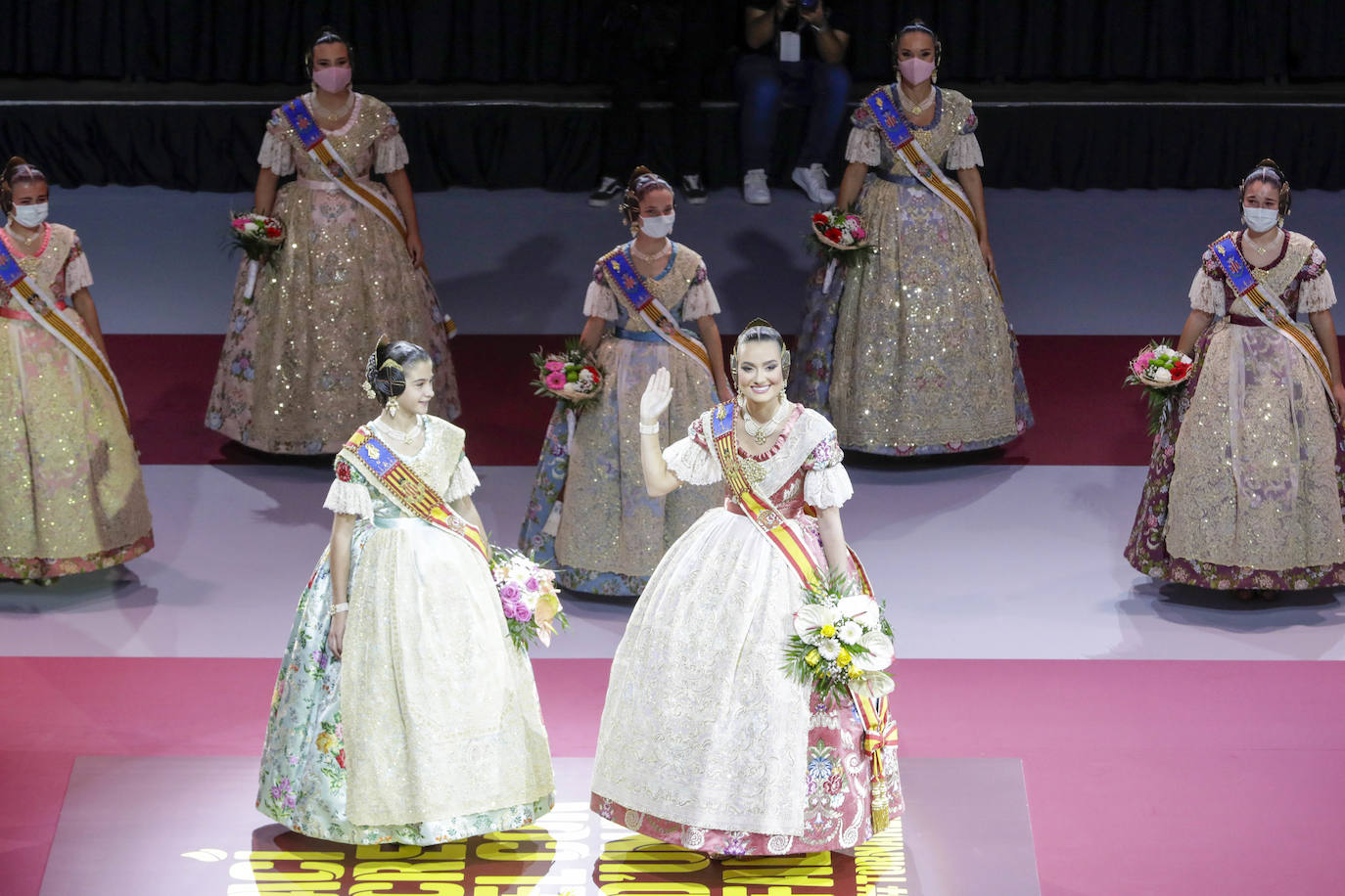 Valencia ya tiene nueva Corte de Honor para las Fallas 2022. Las 26 candidatas escucharon la noche del sábado sus nombres y desfilaron cumpliendo el sueño de convertirse en una de las posibles falleras mayores para las próximas fiestas.