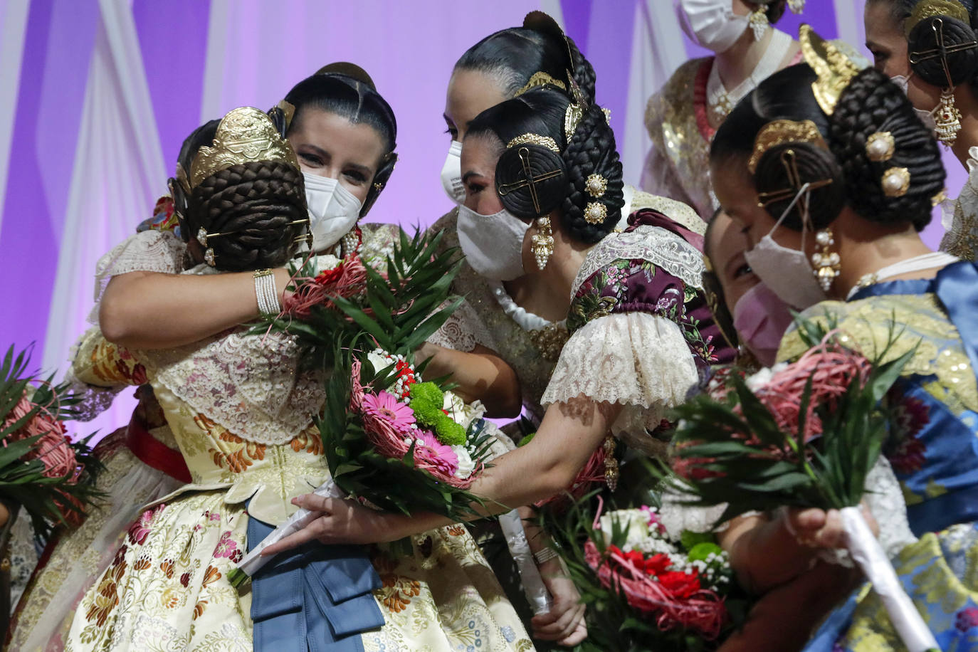 Valencia ya tiene nueva Corte de Honor para las Fallas 2022. Las 26 candidatas escucharon la noche del sábado sus nombres y desfilaron cumpliendo el sueño de convertirse en una de las posibles falleras mayores para las próximas fiestas.