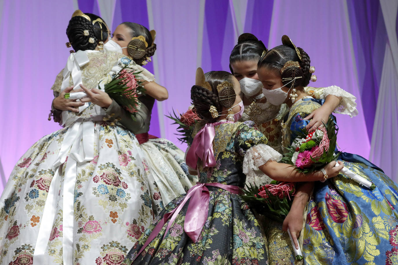 Valencia ya tiene nueva Corte de Honor para las Fallas 2022. Las 26 candidatas escucharon la noche del sábado sus nombres y desfilaron cumpliendo el sueño de convertirse en una de las posibles falleras mayores para las próximas fiestas.