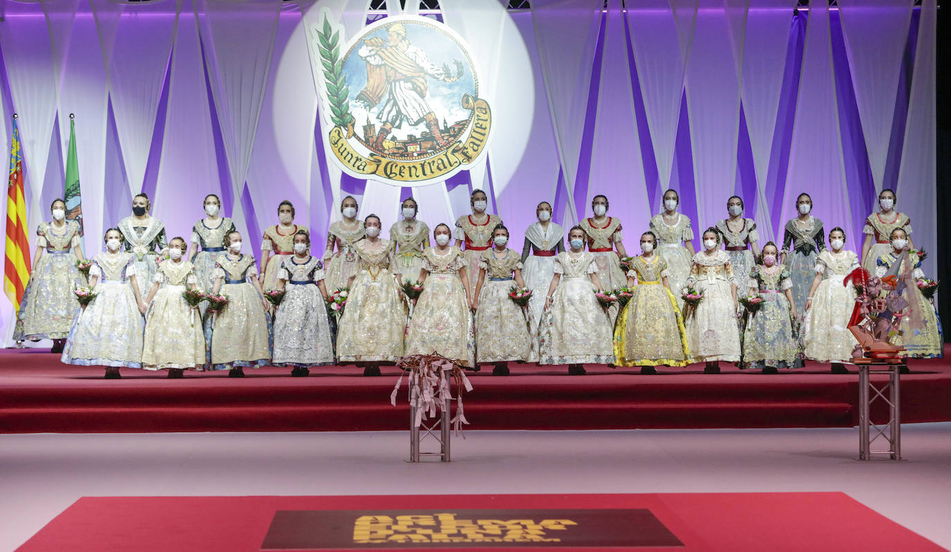 Valencia ya tiene nueva Corte de Honor para las Fallas 2022. Las 26 candidatas escucharon la noche del sábado sus nombres y desfilaron cumpliendo el sueño de convertirse en una de las posibles falleras mayores para las próximas fiestas.