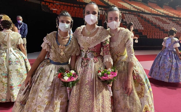 Paloma Eroles, junto a su alumna Carla Vicente (i) y su compañera de reinado Valentina Ravello.