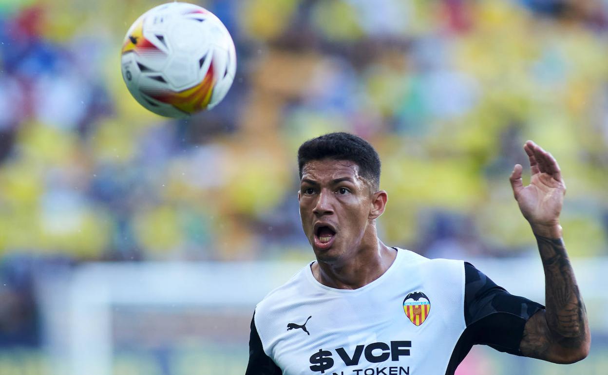 Marcos André intenta controlar un balón en el partido ante el Cádiz