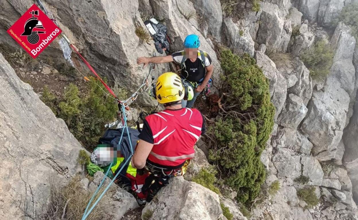 Un momento del complicado rescate llevado a cabo por los bomberos