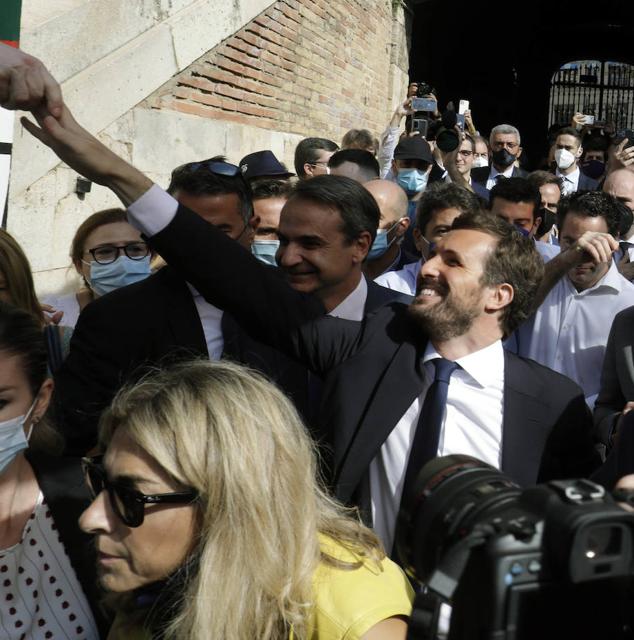 El líder del PP nacional, Pablo Casado, acudió el pasado domingo impecable a su cita con los valencianos en la Plaza de Toros. Vestido con traje oscuro, una corbata azul marino y zapatos, su 'look' contrastaba con el de Carlos Mazón, que se presentó en el encuentro popular vestido de manera informal, con corbata y con deportivas beige. 