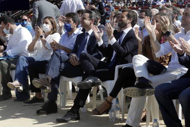 El líder del PP nacional, Pablo Casado, acudió el pasado domingo impecable a su cita con los valencianos en la Plaza de Toros. Vestido con traje oscuro, una corbata azul marino y zapatos, su 'look' contrastaba con el de Carlos Mazón, que se presentó en el encuentro popular vestido de manera informal, con corbata y con deportivas beige. 