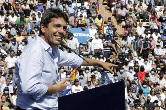 El líder del PP nacional, Pablo Casado, acudió el pasado domingo impecable a su cita con los valencianos en la Plaza de Toros. Vestido con traje oscuro, una corbata azul marino y zapatos, su 'look' contrastaba con el de Carlos Mazón, que se presentó en el encuentro popular vestido de manera informal, con corbata y con deportivas beige. 