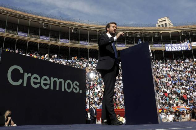 El líder del PP nacional, Pablo Casado, acudió el pasado domingo impecable a su cita con los valencianos en la Plaza de Toros. Vestido con traje oscuro, una corbata azul marino y zapatos, su 'look' contrastaba con el de Carlos Mazón, que se presentó en el encuentro popular vestido de manera informal, con corbata y con deportivas beige. 