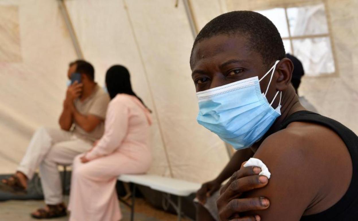 Uno de los inmigrantes ya vacunados en la carpa habilitada por el Distrito Sanitario Almería de la Junta de Andalucía 