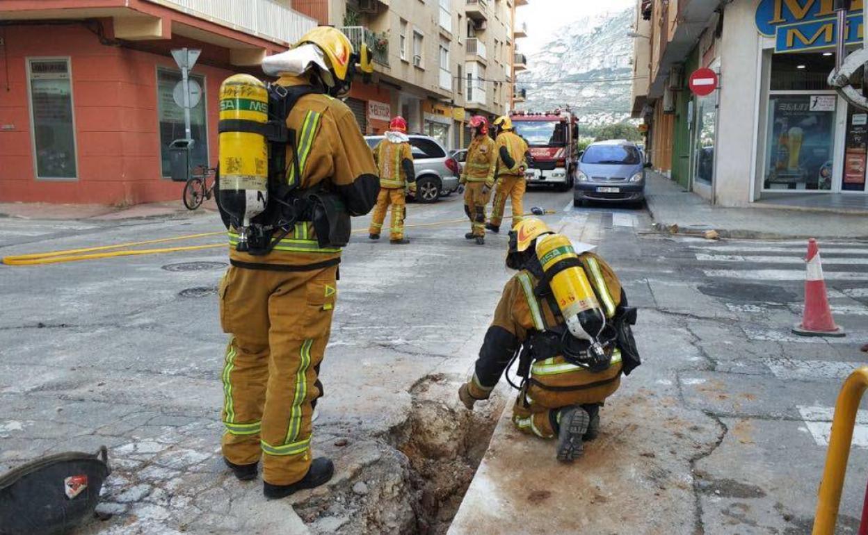 Bomberos intentan controlar un escape de gas en una imagen de archivo. 