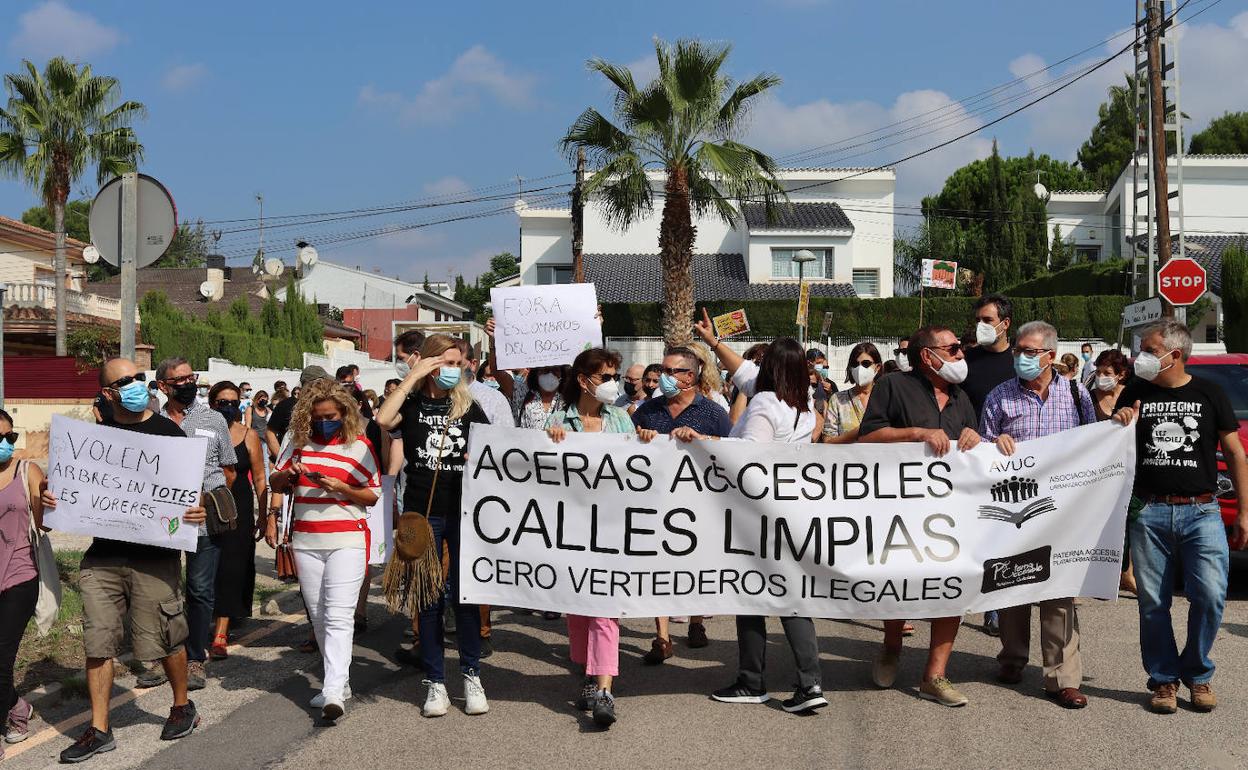 Un momento de la manifestación por las calles de La Canyada. 