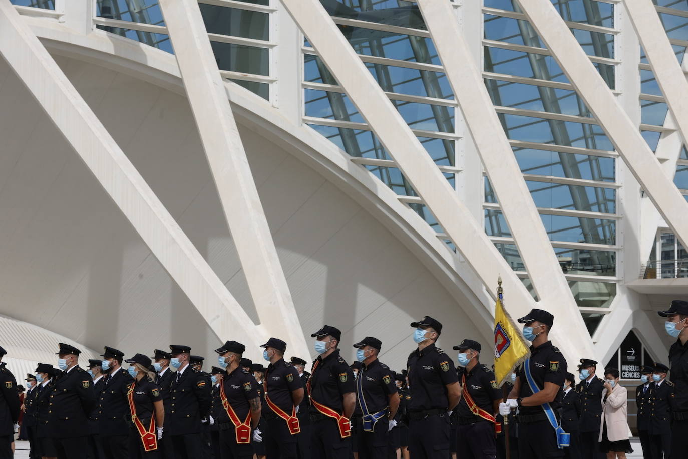 La Ciudad de las Artes de Valencia ha acogido este lunes la celebración del Día de la Policía Nacional. En el acto, que ha tenido lugar durante la mañana, han participado el director general de la Policía, Francisco Pardo, y varios agentes en representación del cuerpo policial. 