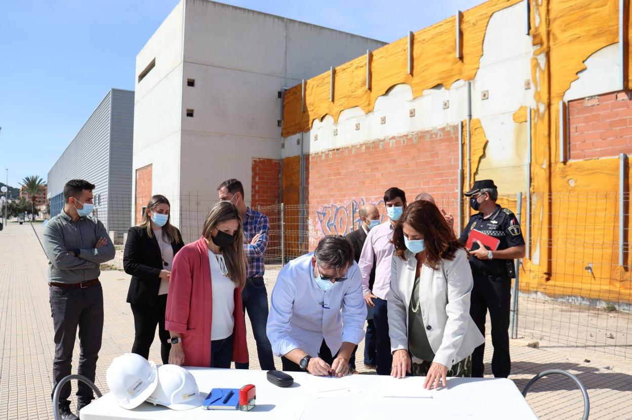 Yolanda Balaguer, derecha, y Ana Morell firman el reinicio de la obra. lp