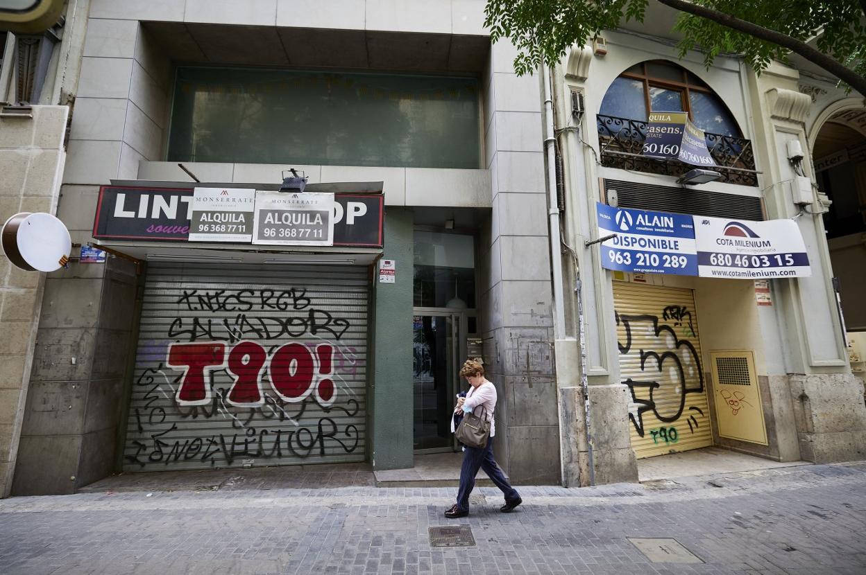 Las persianas bajadas y carteles de alquiler se han convertido en una imagen cotidiana del centro.