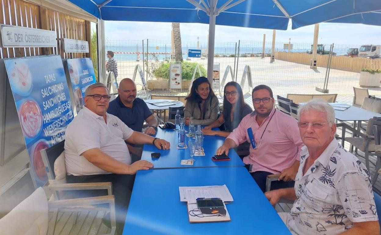 Almodóbar junto a los representantes de Hospal y la portavoz del PP en el ayuntamiento de Altea