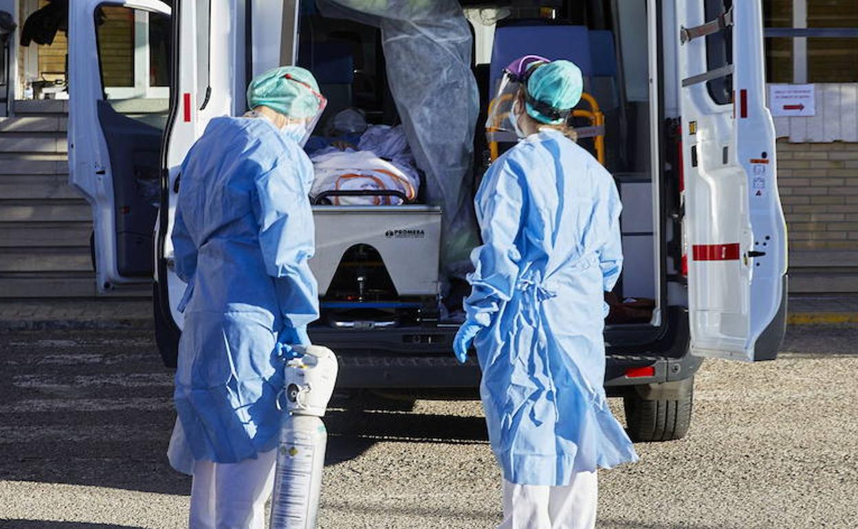 Sanitarios ante las puertas de un hospital. 