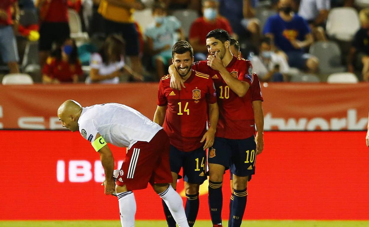 Gayà y Soler bromean durante el partido de España contra Georgia en Badajoz. 