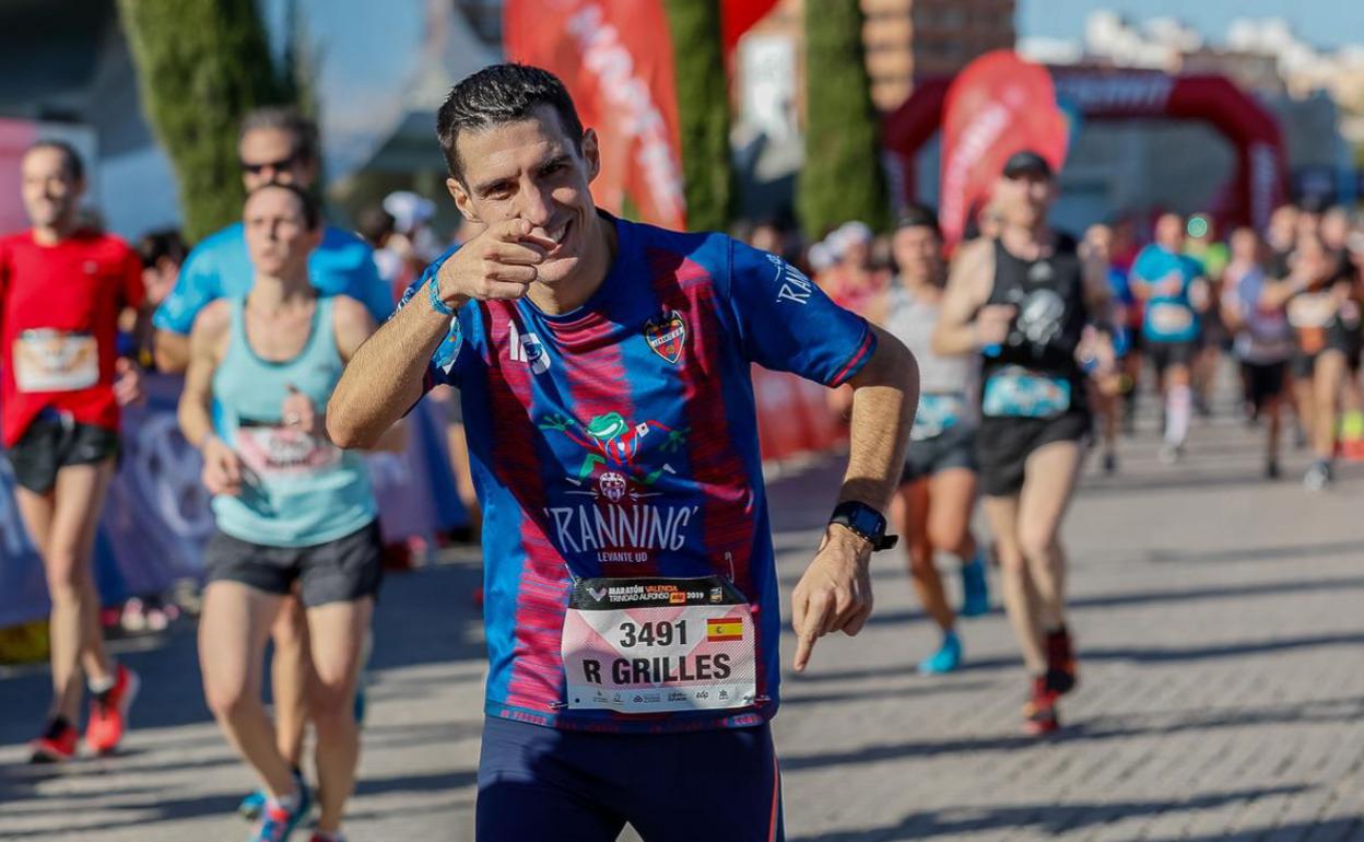 Grilles luce los colores azulgrana en la última edición con público del maratón de Valencia. 